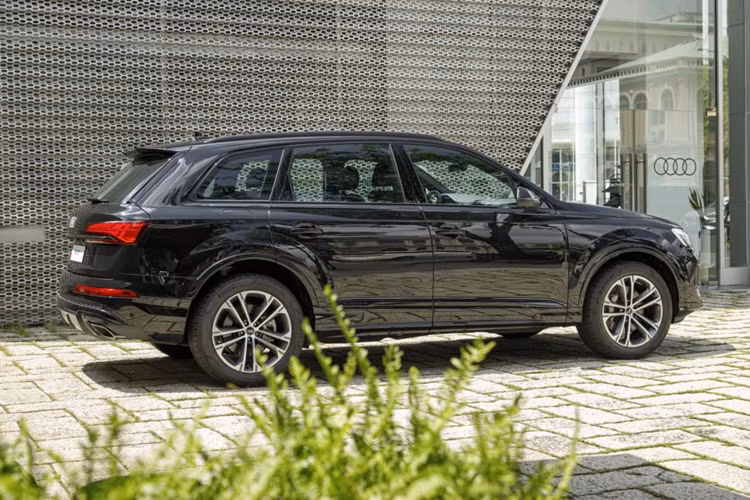 Như thường lệ, để đáp ứng nhu cầu sử dụng thực tế, Audi cũng cho phép khách hàng cá nhân hóa hơn nữa chiếc Q7 của mình. Chủ sở hữu có thể tùy biến chiếc SUV theo sở thích và nhu cầu cá nhân. Các lựa chọn tuỳ biến trên Audi Q7 mới được mở rộng từ màu sắc ngoại thất, gói trang trí, thiết kế mâm...