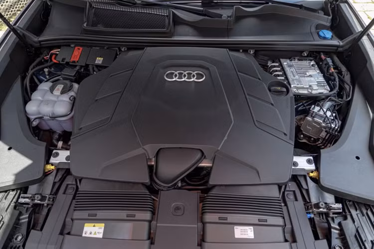 Camera 360 được trang bị tiêu chuẩn trên Audi Q8 để gia tăng sự tiện nghi và tính an toàn dù chỉ di chuyển trong thành phố hay trên những hành trình dài. Màn hình cảm ứng MMI 10,1 inch phía trên hiển thị kiểm soát các thông tin giải trí, trong khi màn hình 8,6 inch phía dưới hiển thị nhiệt độ điều hòa và các chức năng tiện ích khác.