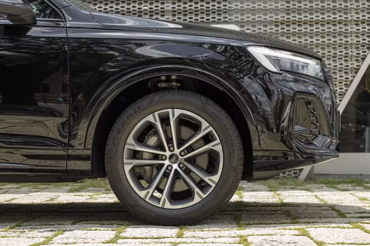 Ngôn ngữ thiết kế của mẫu xe SUV hạng sang Audi Q7 2024 mới giúp tính đơn giản hóa càng được làm rõ tại nhiều chi tiết ngoại thất, đặc biệt là lưới tản nhiệt khung đơn Audi Singleframe biểu trưng của thương hiệu, giúp phân biệt giữa 2 phiên bản tiêu chuẩn và thể thao S line.