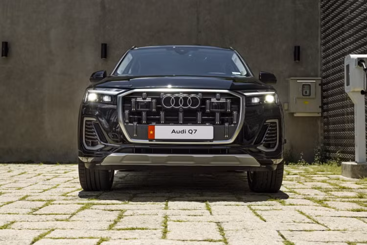 Đây cũng chính là mẫu SUV đầu tiên mà Audi giới thiệu đến khách hàng toàn cầu vào năm 2005. Sau gần hai thập kỷ phát triển, Audi Q7 đã trở thành một thiết kế chuẩn mực và cũng là nền tảng để thương hiệu phát triển nhiều dòng SUV khác. Chiếc xe như được thổi vào một luồng sinh khí mới với thiết kế khỏe khoắn và thanh lịch hơn.