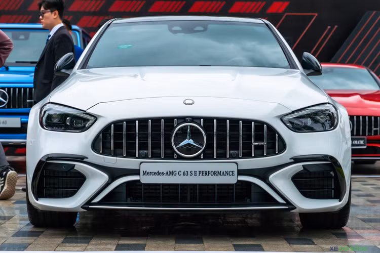 Cụm nút bấm đặc trưng cho các mẫu xe AMG, màn hình hiển thị thông tin kính lái HUD tùy chọn, ốp nội thất bằng sợi carbon và hệ thống lọc không khí Energizing Air Control cũng có bên trong mẫu xe này. Những công nghệ đáng chú ý khác của xe bao gồm chức năng giả lập đường đua AMG Track Pace