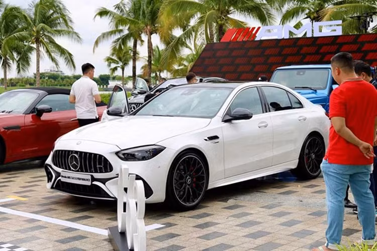 Với cụm pin này, xe có thể đi được nhiều nhất 15 km và đạt tốc độ tối đa 125 km/h mà không cần dùng động cơ xăng. Không chỉ mạnh mẽ, Mercedes-AMG C63 E Performance còn sở hữu ngoại hình thể thao hơn các phiên bản còn lại trong dòng C-Class nhờ gói thiết kế ốp carbon AMG Carbon Package.