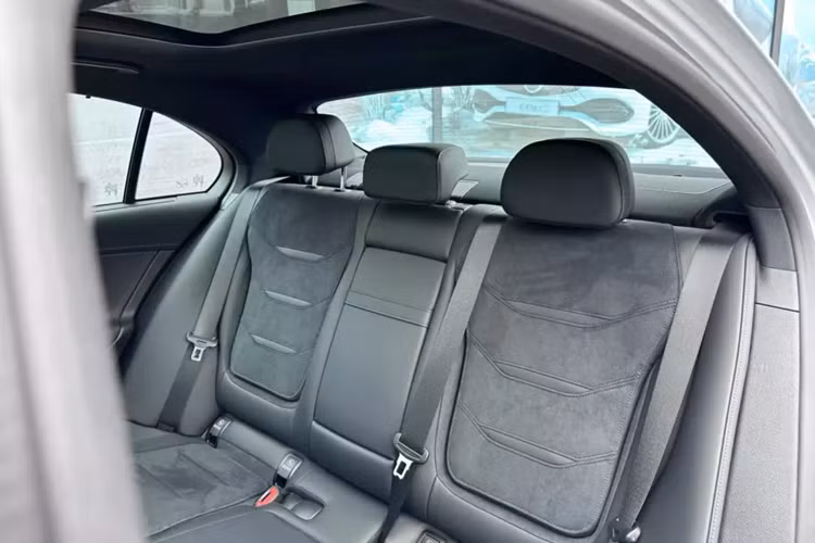 Động cơ đi kèm với hộp số tự động 9 cấp AMG Speedshift MCT 9G và hệ dẫn động 4 bánh toàn thời gian AMG Performance 4Matic+. Sức mạnh động cơ cho phép xe tăng tốc từ 0-100 km/h chỉ trong 3,4 giây.