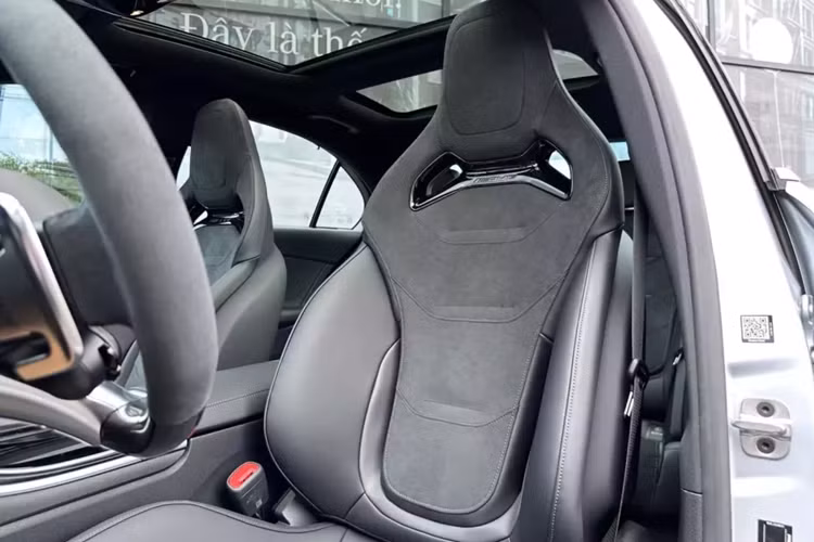 Cụ thể, mẫu xe này được trang bị hệ thống truyền động độc lập E Performance, bao gồm máy xăng 4 xi-lanh, tăng áp, dung tích 2.0L và mô-tơ điện, tạo ra tổng công suất 680 mã lực cùng mô-men xoắn cực đại 1.020 Nm.