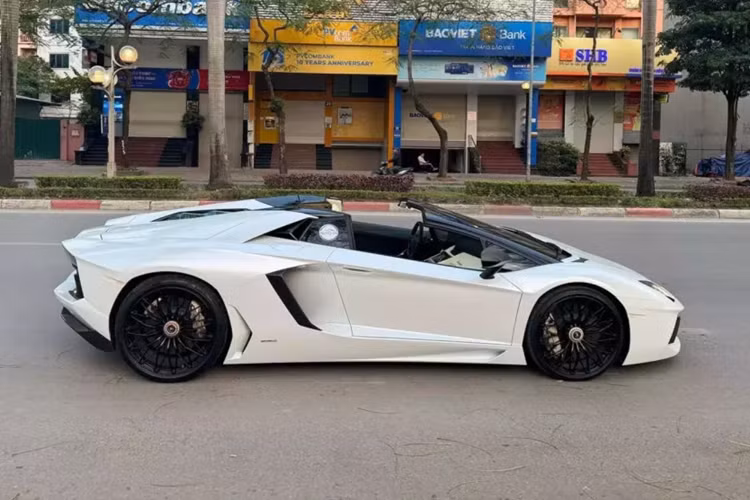 Tuy nhiên, chỉ sau 4 tháng mua chiếc siêu xe Lamborghini Aventador LP700-4 Roadster này về, Hân Dubai đã bán lại, khiến không ít người bất ngờ. Thú vị ở chỗ, siêu xe mui trần này lại trở về đúng đơn vị đã bán xe cho cô, khiến không ít người nghi ngờ 9X này mướn xe.