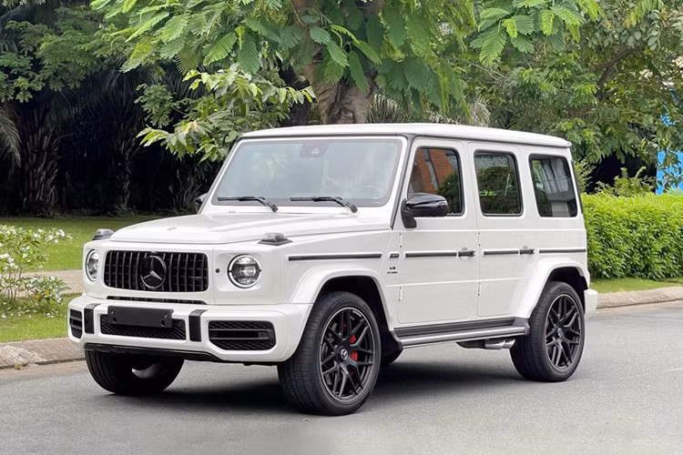Theo 1 số thông tin bên lề, 2 vợ chồng chủ xe Mercedes-AMG G63 mang biển số 61K-288.88 kinh doanh trong lĩnh vực thực phẩm, cụ thể là có chuỗi cung ứng thịt heo, mua xe chỉ qua tin nhắn và đến ngày nhận bàn giao, mới lên TP HM để xem trực tiếp.