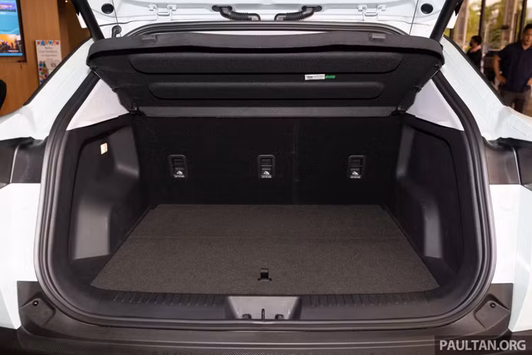 Nội thất của Chery Omoda 5 Guardian Edition được bọc da phối 2 màu trẻ trung và hiện đại hơn. Xe vẫn sở hữu vô lăng vát đáy, tích hợp phím chức năng, màn hình 24,6 inch đặt nổi trên mặt táp-lô, hệ thống âm thanh Sony, hệ thống đèn viền LED 64 màu trang trí nội thất và tính năng ra lệnh bằng giọng nói.