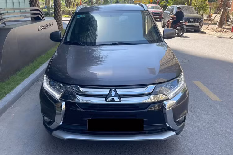 Năm 2016, Mitsubishi Outlander tại Việt Nam đã chính thức có lần đầu ra mắt thị trường và được nhiều người dùng đón nhận. Xe cạnh tranh trong phân khúc SUV cỡ C với các đối thủ như Honda CR-V, Hyundai Tucson,...