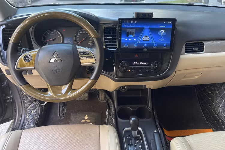 Được biết, ở thời điểm mua mới, giá xe Mitsubishi Outlander từ 975 triệu đồng. Để lăn bánh phương tiện, người dùng có thể phải bỏ ra số tiền lên tới 1,1 tỷ đồng. Mitsubishi Outlander 2016 có kích thước tổng thể dài, rộng, cao tương ứng 4.695 x 1.810 x 1.680 (mm), chiều dài cơ sở 2.670 mm.