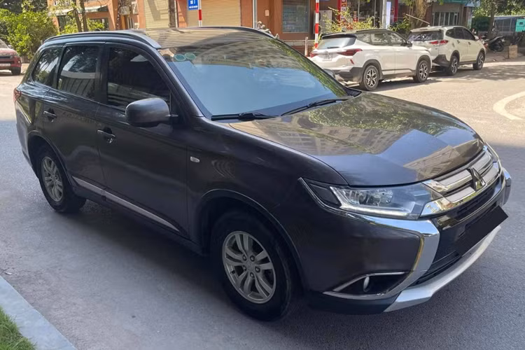 Thời điểm 8 năm trước, Outlander nhập khẩu nguyên chiếc từ Nhật Bản, chưa phải lắp ráp trong nước nên chất lượng xe được đánh giá cao. Hiện tại, trên thị trường xe cũ, một chiếc Mitsubishi Outlander đời 2016 đang được bán với giá 472 triệu đồng.