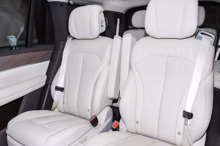 Biến thể PHEV của SUV Denza N9 sử dụng sự kết hợp của ba động cơ điện cho công suất 680 kW (911 mã lực) và động cơ tăng áp 2 lít cho công suất 152 kW (204 mã lực). Xe có bộ pin LFP 47 kWh cho phạm vi chạy điện 165 km (CLTC). Tốc độ tối đa của xe đạt 230 km/h. Denza N9 cũng sẽ có biến thể BEV với ba động cơ điện cho công suất 710 kW (951 mã lực).