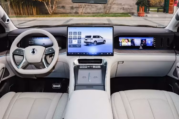 Denza N9, một chiếc crossover hàng đầu cỡ lớn của BYD, xe có kích thước bao gồm chiều dài, chiều rộng và chiều cao lần lượt sẽ là 5.258/2.030/1.830 mm với chiều dài cơ sở là 3.125 mm. Để rõ ràng hơn, nó dài hơn một chút so với Range Rover 2024. Denza N9 chạy trên bánh xe 21 hoặc 22 inch.