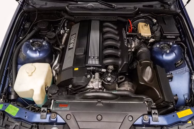 Mẫu xe sở hữu ngoại thất màu xanh kim loại đặc trưng của Alpina và có đường viền màu vàng, kết hợp với bộ mâm xeđa chấu 17 inch hoàn thiện vẻ ngoài cổ điển của xe.