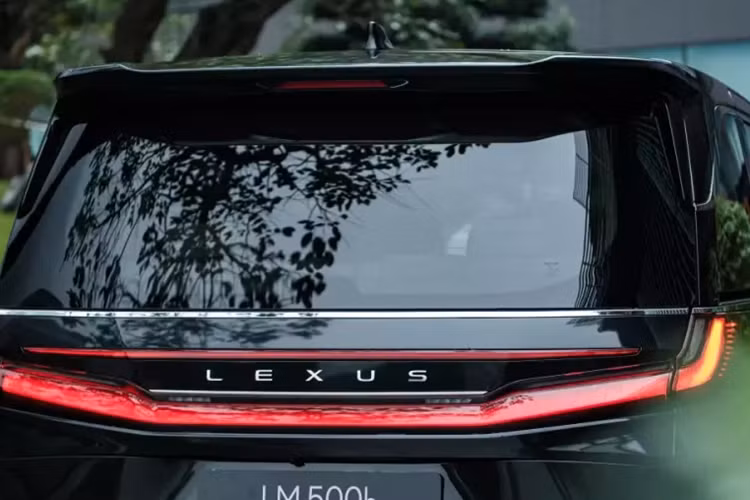 Lexus LM 2024 tại Việt Nam có những trang bị như đèn pha tự động thông minh với khả năng điều chỉnh vùng sáng và cửa lùa chỉnh điện. Tuy nhiên, khác với xe ở thị trường nước ngoài, Lexus LM 2024 dành cho Việt Nam chỉ dùng vành 17 inch thay vì 19 inch. Tương tự thế hệ cũ, mọi tinh hoa của Lexus LM 2024 đều tập trung bên trong xe.