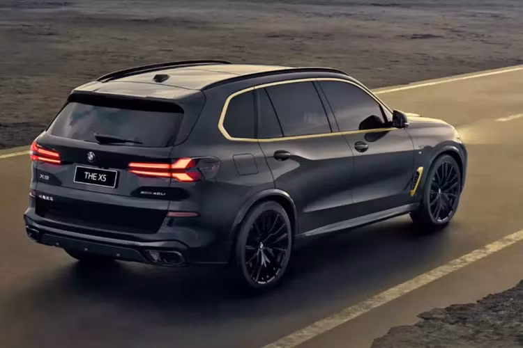 Mức giá xe BMW X5 xDrive40 Li Exclusive Dark Flame Edition từ 830.000 nhân dân tệ (tương đương khoảng 116.500 USD) tại Trung Quốc với chỉ 1.000 chiếc. Mức giá đó khiến nó đắt hơn 101.000 nhân dân tệ (14.200 USD) so với gói M Sport Package có cùng động cơ và hộp số, và đắt hơn 30.000 nhân dân tệ (4.200 USD) so với Night Edition.
