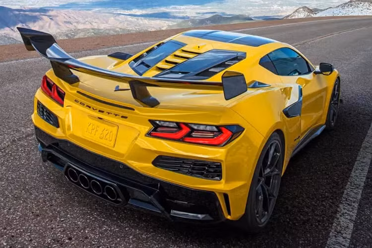 Corvette ZR1 sẽ đi vào sản xuất trong năm tới và được sản xuất tại Bowling Green, Kentucky. Chevrolet hiện chưa công bố mức giá bán Corvette ZR1 2025, tuy nhiên con số chắc chắn sẽ cao hơn phiên bản Z06, hiện được bán với giá lên tới 110.100 USD (khoảng 2,7 tỷ đồng).