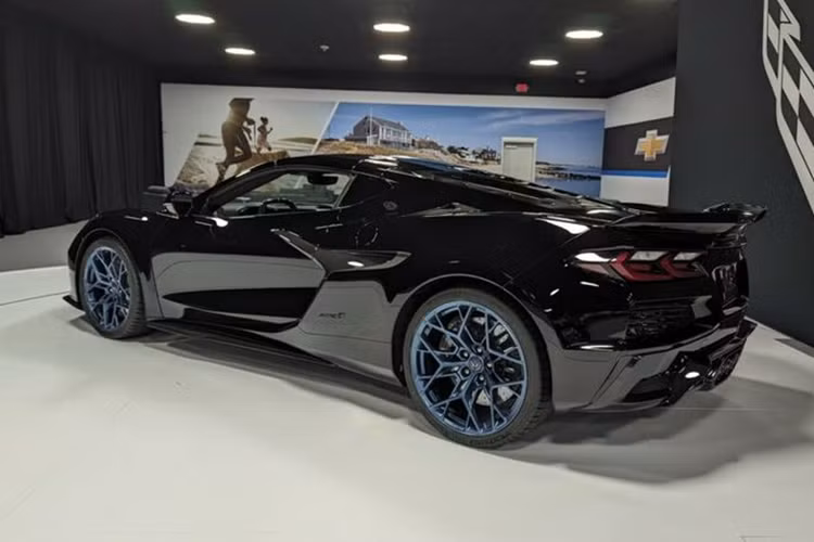 Đây là khối động cơ mạnh mẽ nhất mà Chevrolet từng sản xuất tính đến thời điểm hiện tại. Bên cạnh đó, sức mạnh của mẫu xe đến từ Mỹ cũng đã vượt qua hàng loạt mẫu siêu xe đến từ các thương hiệu lớn như Ferrari SF90 Stradale, Lamborghini Revuelto, McLaren 750S, Pagani Huayra hay Mercedes-AMG One.