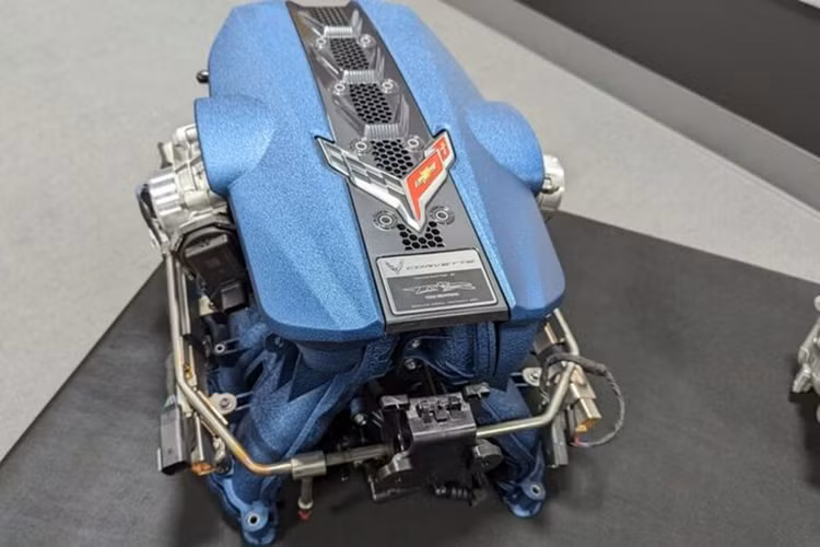 Chevrolet cho biết động cơ LT7 có buồng đốt lớn hơn với cấu trúc đã được sửa đổi. Bên cạnh đó, hộp số ly hợp kép tám cấp cũng đã được nâng cấp. Nó có các bánh răng có biên dạng rộng hơn, trục khỏe hơn và khả năng bôi trơn được cải thiện.