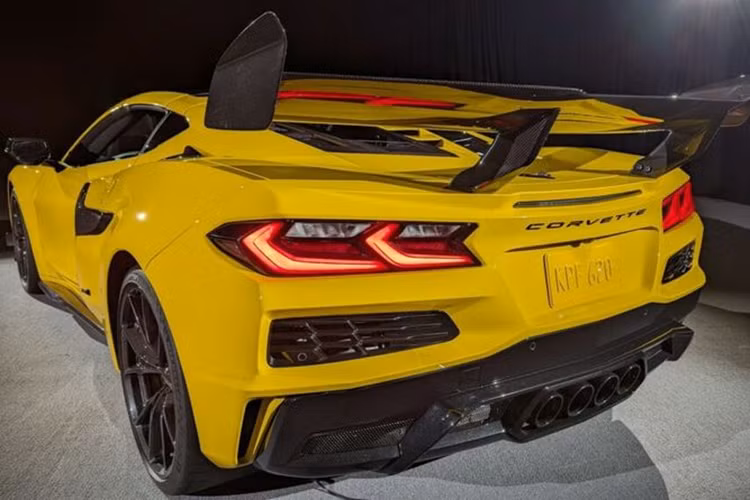 Sự kết hợp giữa khối động cơ mạnh mẽ và hệ thống phanh hiện đại giúp Corvette ZR1 LT7 hoàn thành bài tăng tốc 129-322-129 km/h chỉ trong 24,5 giây, nhanh hơn 22% so với phiên bản ZR1 dùng động cơ C7. Về thiết kế, Chevrolet Corvette ZR1 được phân phối với 2 kiểu dáng là coupe và mui trần.