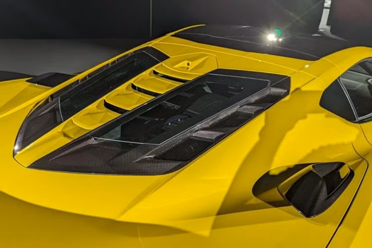Trong quá trình thử nghiệm, Chevrolet cho biết Corvette ZR1 đã chạm đến tốc độ 322 km/h trên đường đua Nürburgring ngay trong lần lái thử đầu tiên. Mẫu xe thể thao đến từ Mỹ có khả năng tăng tốc từ 0-402 km/trong vòng chưa đầy 9,7 giây ở tốc độ 241 km/h.