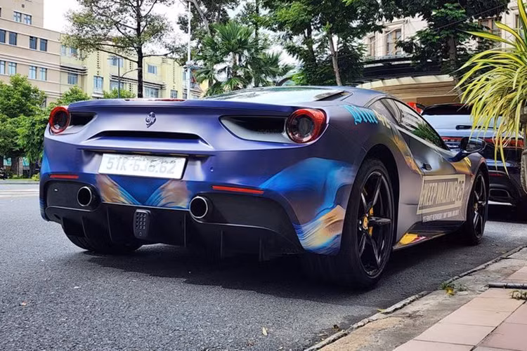 Siêu xe này được trang bị bộ mâm 5 chấu đơn sơn đen với logo Ferrari ở giữa, đi kèm bộ phanh gốm cỡ lớn và kẹp phanh màu vàng nổi bật.