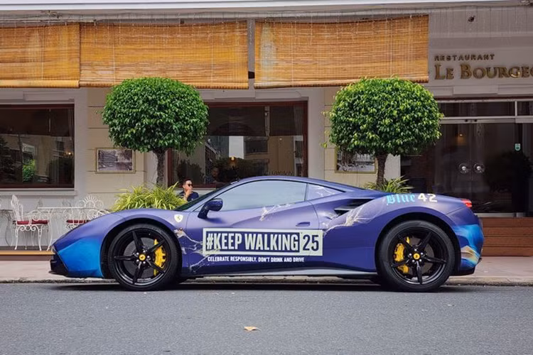 Siêu xe này được trang bị bộ mâm 5 chấu đơn sơn đen với logo Ferrari ở giữa, đi kèm bộ phanh gốm cỡ lớn và kẹp phanh màu vàng nổi bật.