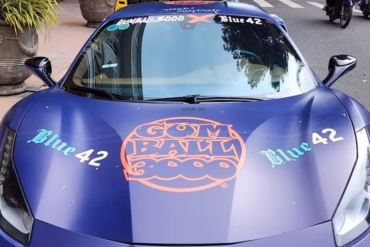 Ferrari 488 GTB hàng hiếm này được chủ nhân trang bị dàn áo với tông màu xanh đậm, kết hợp với những đường nét cắt xẻ đặc trưng, thể hiện phong cách thể thao, cá tính và trẻ trung của người chủ sở hữu.