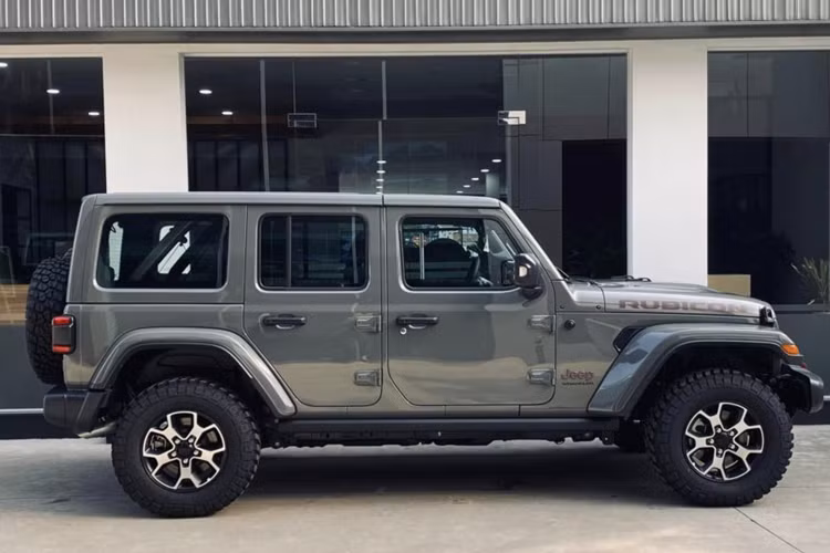 Về nội thất, bên trong khoang cabin của Wrangler Rubicon và Sahara đều có các trang bị tiện ích như: màn hình 8,4 inch kết nối Apple CarPlay/Android Auto, điều hòa tự động 2 vùng, âm thanh Alpine…
