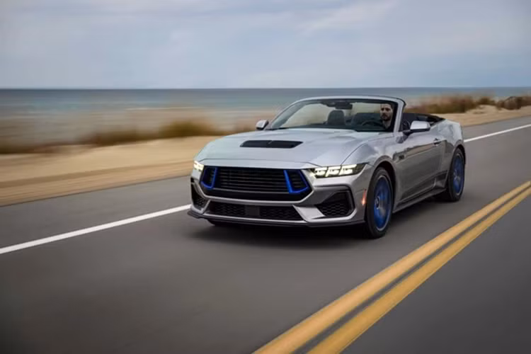 Ford Mustang GT California Special vẫn được trang bị động cơ Coyote V8 hút khí tự nhiên 5.0L, công suất tối đa 493 mã lực và mô-men xoắn cực đại 567 Nm.