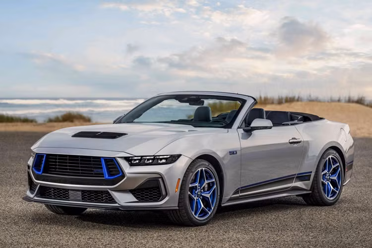 Mẫu xe thể thao bán chạy nhất thế giới Ford Mustang thế hệ mới được ra mắt tại triển lãm Detroit Auto Show 2022, trong giai đoạn các đối thủ sừng sỏ như Dodge Challenger hay Chevrolet Camaro đã tuyên bố dừng sản xuất.