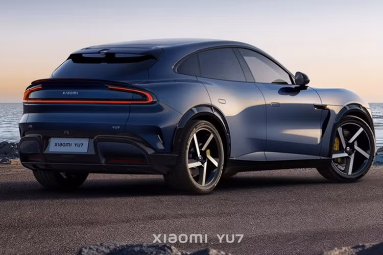 Bao gồm các đường nét xung quanh thân xe, đèn pha, đường kính cửa sổ và vị trí lắp đặt cảm biến. Điều khác biệt duy nhất là phía sau của YU7 là dạng fastback với hệ thống treo được nâng cao hơn. Hình ảnh của cabin vẫn chưa có sẵn.