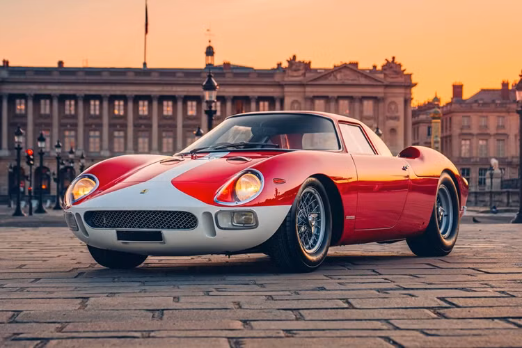 5. Ferrari 250 LM đời 1964 (17,12 triệu USD): Chỉ được sản xuất giới hạn 32 chiếc, Ferrari 250 LM còn hiếm hơn cả mẫu xe huyền thoại 250 GTO.