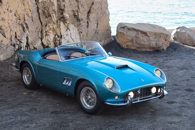 4. Ferrari 250 GT SWB California Spider đời 1962 (18,045 triệu USD): Ferrari 250 GT SWB California Spider được sản xuất dành riêng cho thị trường Bắc Mỹ với khung gầm được rút ngắn so với 250 GT LWB California Spider.