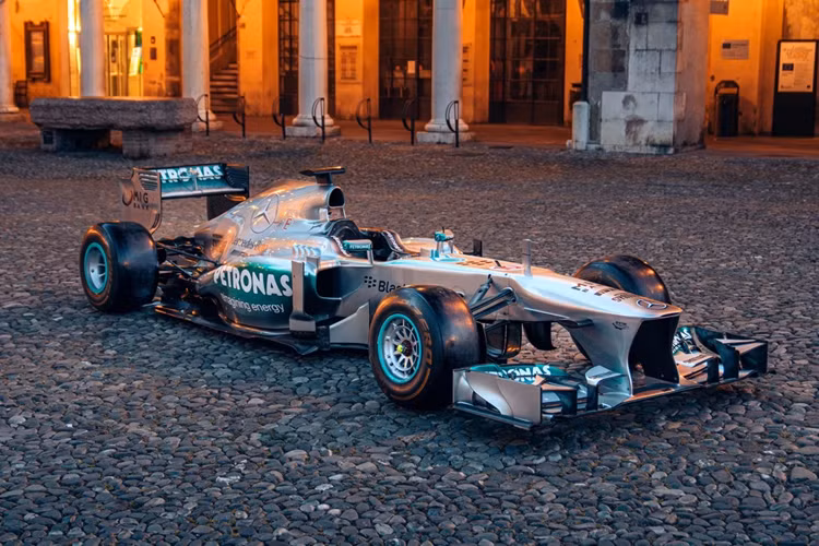 3. Mercedes-AMG Petronas F1 W04 đời 2013 (18,815 triệu USD): Mang số khung F1W04-04, mẫu xe đua F1 này được chính tay đua Lewis Hamilton cầm lái 14 chặng trong tổng số 19 chặng của mùa giải 2013.