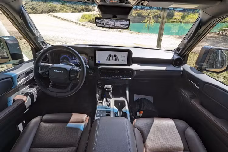 Theo đó, giá xe Toyota Land Cruiser 2024 của đại lý này đưa ra đang “kênh” 14.999 USD (khoảng 381 triệu đồng) so với giá niêm yết. Trong khi đó đại lý Future Toyota ở Yuba City, California, đã tăng thêm 19.995 USD (khoảng 508 triệu đồng) cho phiên bản Heritage Blue và Grayscape Land Cruiser First Edition.