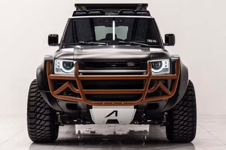 Từ một mẫu SUV sang trọng, Apocalypse đã biến thành Land Rover Defender bán tải 6x6 hầm hố nhờ vào việc bổ sung thùng xe, kéo dài khung gầm để lắp thêm trục bánh thứ ba.