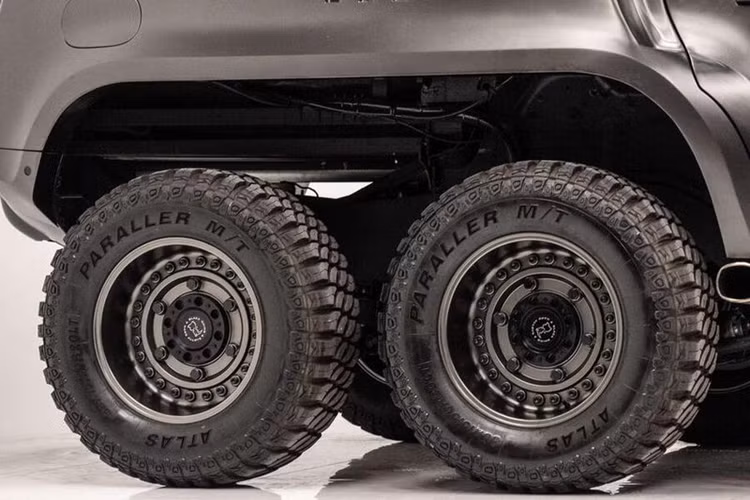 Không giống như một số chiếc xe 6×6 thường thấy trên thị trường, hai bánh xe phụ của bản độ này có kết cấu và chức năng tương tự hai trục bánh phía trước, nghĩa là đây là một chiếc xe dẫn động sáu bánh thực thụ. Bên cạnh đó, hãng độ tới từ Florida còn nâng cấp hệ thống treo của Defender, cho phép nâng và hạ chiều cao xe 8 inch chỉ bằng một nút bấm.