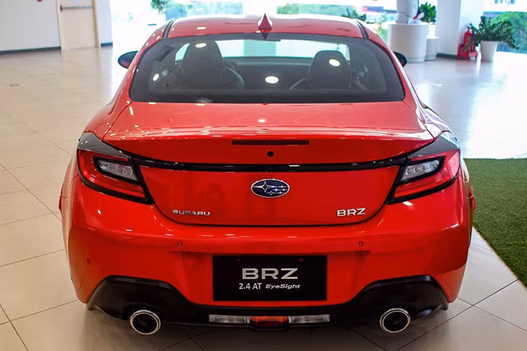 Cả hai mẫu xe nhà Subaru đều được trang bị gói công nghệ an toàn chủ động EyeSight với các tính năng như phanh tự động phòng tránh va chạm PCB, kiểm soát bướm ga phòng tránh va chạm PTM, kiểm soát hành trình thích ứng ACC, cảnh báo chuyển làn, cảnh báo đảo làn và cảnh báo phương tiện phía trước di chuyển.