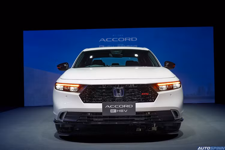 Cuối cùng là Honda Accord e:HEV với động cơ xăng Atkinson Cycle 4 xi-lanh thẳng hàng, dung tích 2.0L, sản sinh công suất tối đa 146 mã lực và mô-men xoắn cực đại 182 Nm. Động cơ xăng đóng vai trò chính là máy phát điện trong khi hộp số e-CVT tích hợp mô-tơ điện để sạc cụm pin lithium-ion.