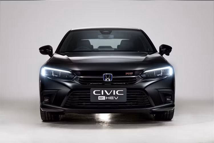 Tiếp theo là Honda Civic e:HEV với hệ truyền động hybrid bao gồm máy xăng Atkinson Cycle 4 xi-lanh, phun nhiên liệu trực tiếp, dung tích 2.0L và 2 mô-tơ điện nằm trên cầu trước. Ngoài ra, xe còn có hộp số tự động E-CVT và cụm pin lithium-ion nằm bên dưới ghế sau.