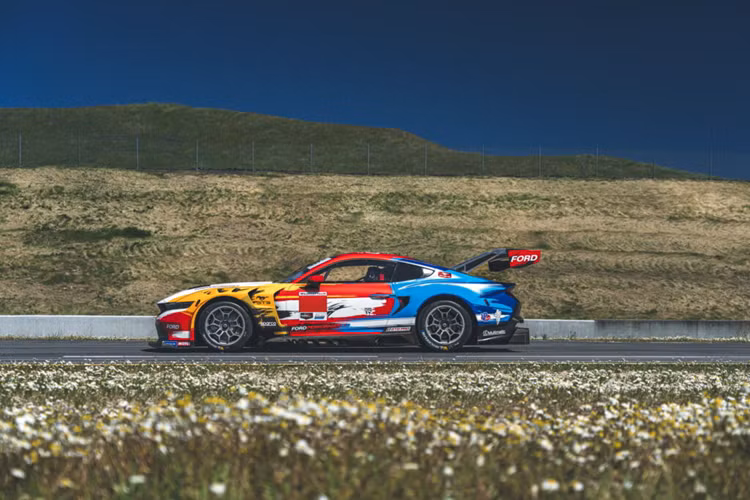Mark Rushbrook, Giám đốc Global Ford Performance cho biết: “Màu sơn này là sự kết hợp giữa nghệ thuật và lịch sử, tôn vinh màu sắc và thiết kế của 8 chiếc xe đua Mustang quan trọng bằng cách tạo ra một màu sơn mới, kết hợp tất cả những màu sắc của 8 chiếc xe đua Mustang kể từ năm 1964.