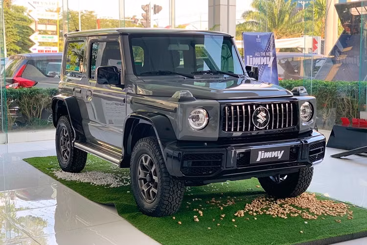 Hướng tới tệp khách hàng ưa thể thao, thích trải nghiệm lái xe địa hình và dã ngoại, Suzuki Jimny là mẫu SUV cỡ nhỏ hiếm hoi trong phân khúc và tầm giá có hệ dẫn động 4 bánh và chế độ cài cầu chủ động.