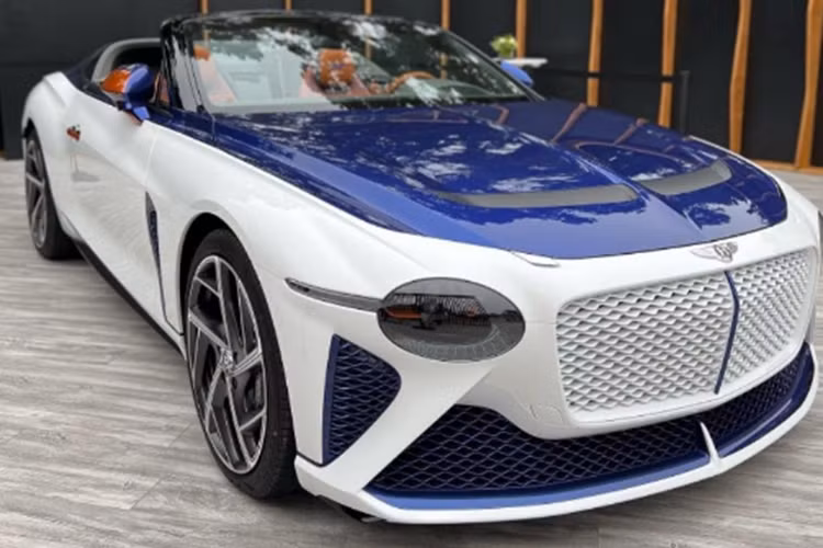 Khoang nội thất của Bentley Mulliner Bacalar có gỗ được ngâm trong đầm lầy chua, hồ và sông ở miền Đông nước Anh trong suốt 5.000 năm, mỗi chiếc ghế của xe có đến 148.199 mũi thêu nhằm tạo nên hình dạng đặc biệt, hệ thống mui xếp được bố trí ở phía sau của ghế.