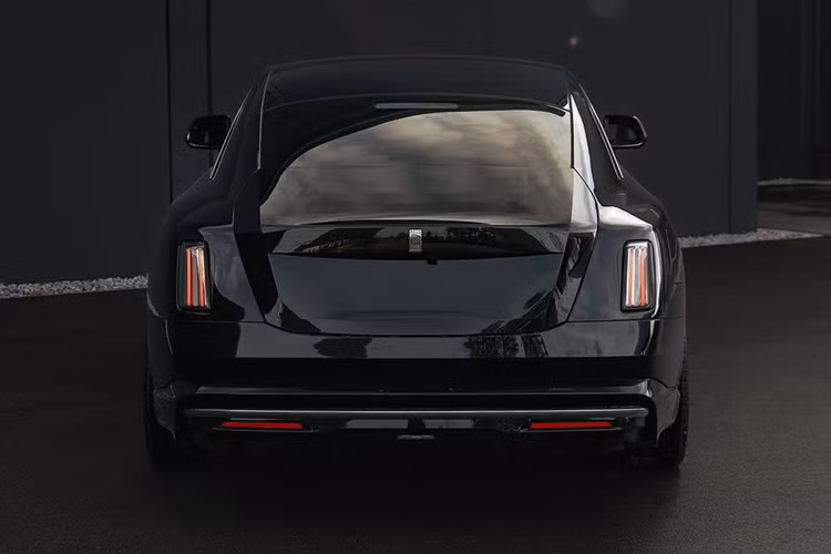 Trong khi đó, theo chu trình thử nghiệm của EPA tại Mỹ, Spectre có phạm vi hoạt động là 515 km. Rolls-Royce Spectre chạy điện còn được hỗ trợ công nghệ sạc nhanh hồi pin từ 10-80% trong 34 phút khi sử dụng bộ sạc DC 195 kW. Nếu thời gian gấp gáp, người dùng có thể bỏ chỉ 9 phút để hồi đủ năng lượng cho xe vận hành quãng đường 100 km.