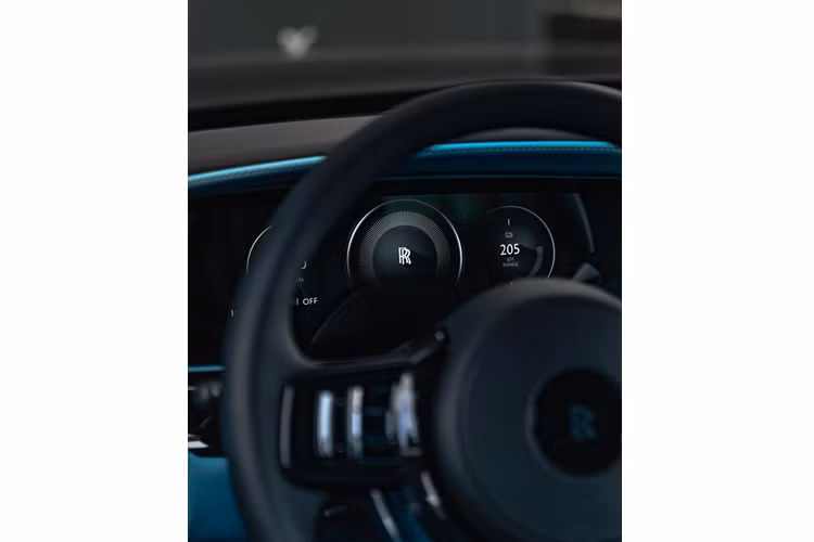 Trên đỉnh lưới tản nhiệt là biểu tượng "thiếu phụ bay" không thể thiếu của xe Rolls-Royce. Ở Spectre, “biểu tượng” Spirit of Ecstasy huyền thoại cũng được điều chỉnh để tạo ra một kiểu dáng thể thao hơn cho chiếc Rolls-Royce. Xe có hệ thống đèn 2 tầng.