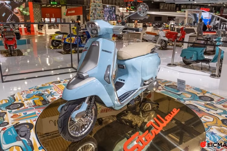 Theo đó, Lambretta J StarWave 2025 mới ở hữu ngoại thất màu xanh kết hợp cùng các chi tiết bạc và chrome tinh tế. Cách thiết kế này được lấy cảm hứng từ những bãi biển và môn thể thao lướt sóng, thể hiện một cuộc sống thoải mái, vui tươi.