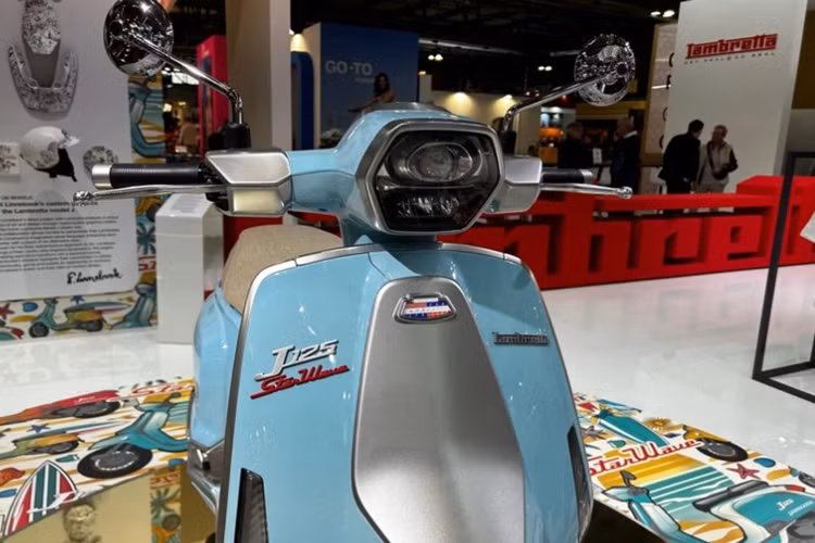 Lambretta J StarWave 2025 sở hữu các công nghệ hiện đại như: đồng hồ là màn hình LCD, hệ thống khóa thông minh, cổng sạc USB, bộ mâm 12inch mạ chrome thời trang, công nghệ chống bó cứng phanh ABS kèm phanh đĩa xuất hiện ở bánh trước.