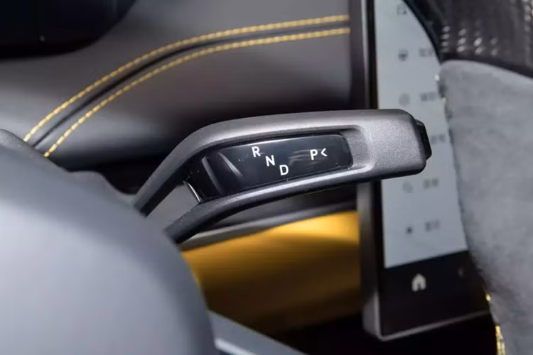 Điều đó đủ để giúp xe tăng tốc từ 0 đến 100 km/h trong 1,98 giây, từ 0 đến 200 km/h trong 5,86 giây và đạt tốc độ tối đa trên 350 km/h. Chỉ mất 9,23 giây để xe di chuyển từ trạng thái đứng yên đến quãng đường 400 mét.