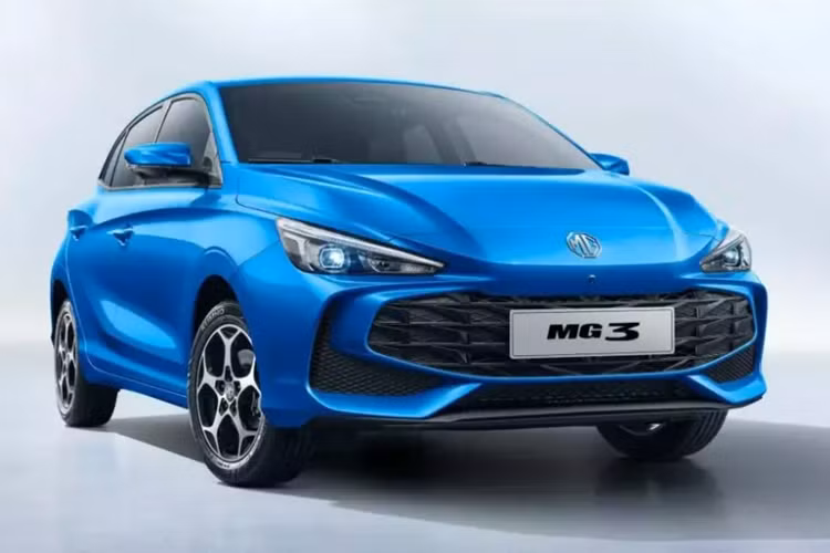 Bên cạnh đó là khe gió rộng nằm hai bên lưới tản nhiệt và cánh lướt gió thể thao dưới cản trước. Trong khi đó, khu vực bên sườn gây ấn tượng với sự xuất hiện của nhiều đường dập gân hơn trước. Xe cũng có thêm vành la-zăng mới với thiết kế 5 chấu kép hình chữ "Y" và phay xước 2 màu khỏe khoắn.