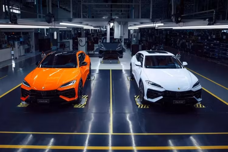 Chi tiết, "trái tim" trên mẫu siêu SUV Lamborghini Urus SE mới được ra mắt tại thị trường Việt Nam vẫn sẽ là khối động cơ xăng V8, tăng áp kép, dung tích 4.0 lít, quen thuộc trên Urus tiêu chuẩn, Urus Performante và nâng cấp giữa vòng đời Urus S, mà các đại gia Việt đã sở hữu hơn 29 chiếc, nhưng điểm mới sẽ có thêm sự kết hợp với mô-tơ điện nằm bên trong hộp số tự động 8 cấp.